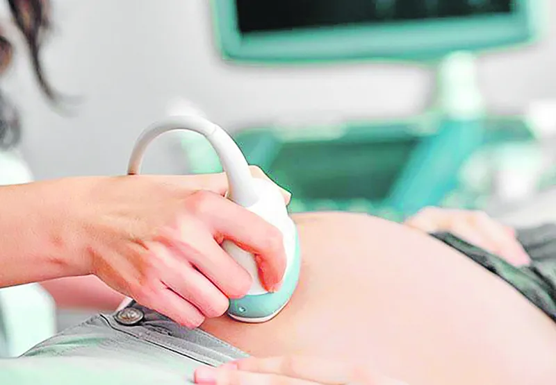 Médica faz ultrassonografia em gestante: exame identifica também anatomia do feto e até más-formações