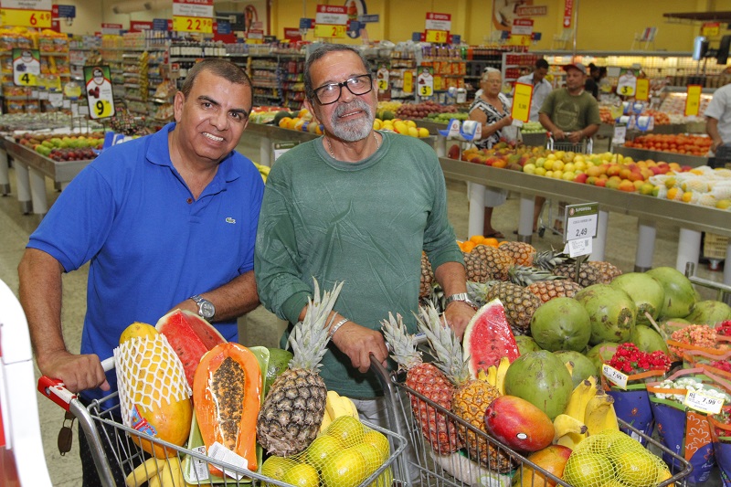 João Batista e Jorge da Silva comemoram juntos o prêmio de R$ 500 em compras oferecido pela Rede Tribuna (Foto: Leone Iglesias/ AT)