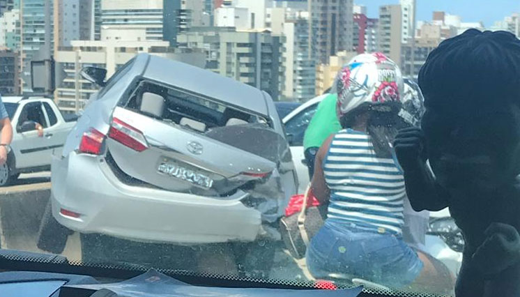 Veículo subiu na barreira de proteção após ser atingido (Foto: Divulgação)
