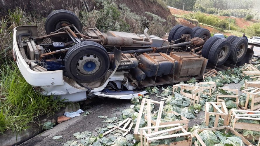 Caminhão tombou na Rodovia BR-101 e matou os dois ocupantes (Foto: Divulgação / PRF)