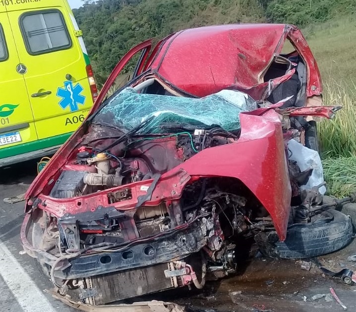 Segundo a Polícia Civil, o motorista do Palio invadiu a contramão e bateu de frente com um ônibus. (Foto: Luciana Barbosa)