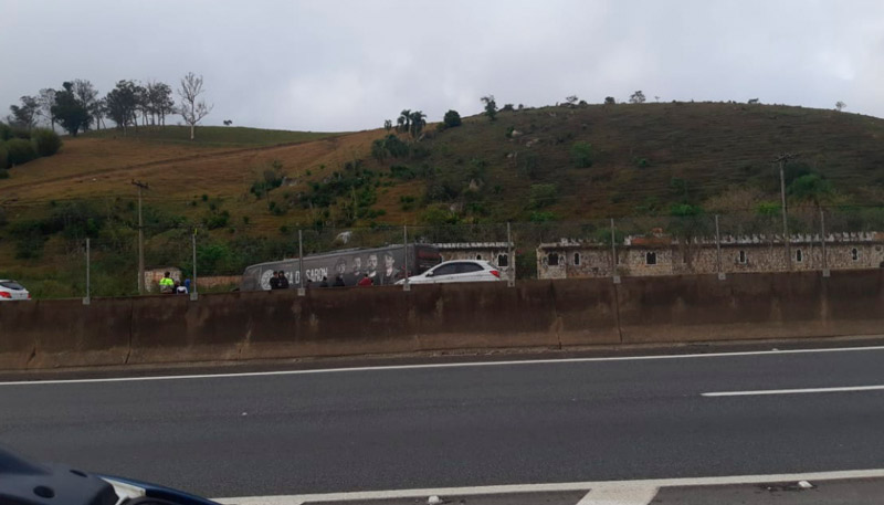 Ônibus da banda saiu da pista e atingiu o romeiro (Foto: Divulgação / PRF)