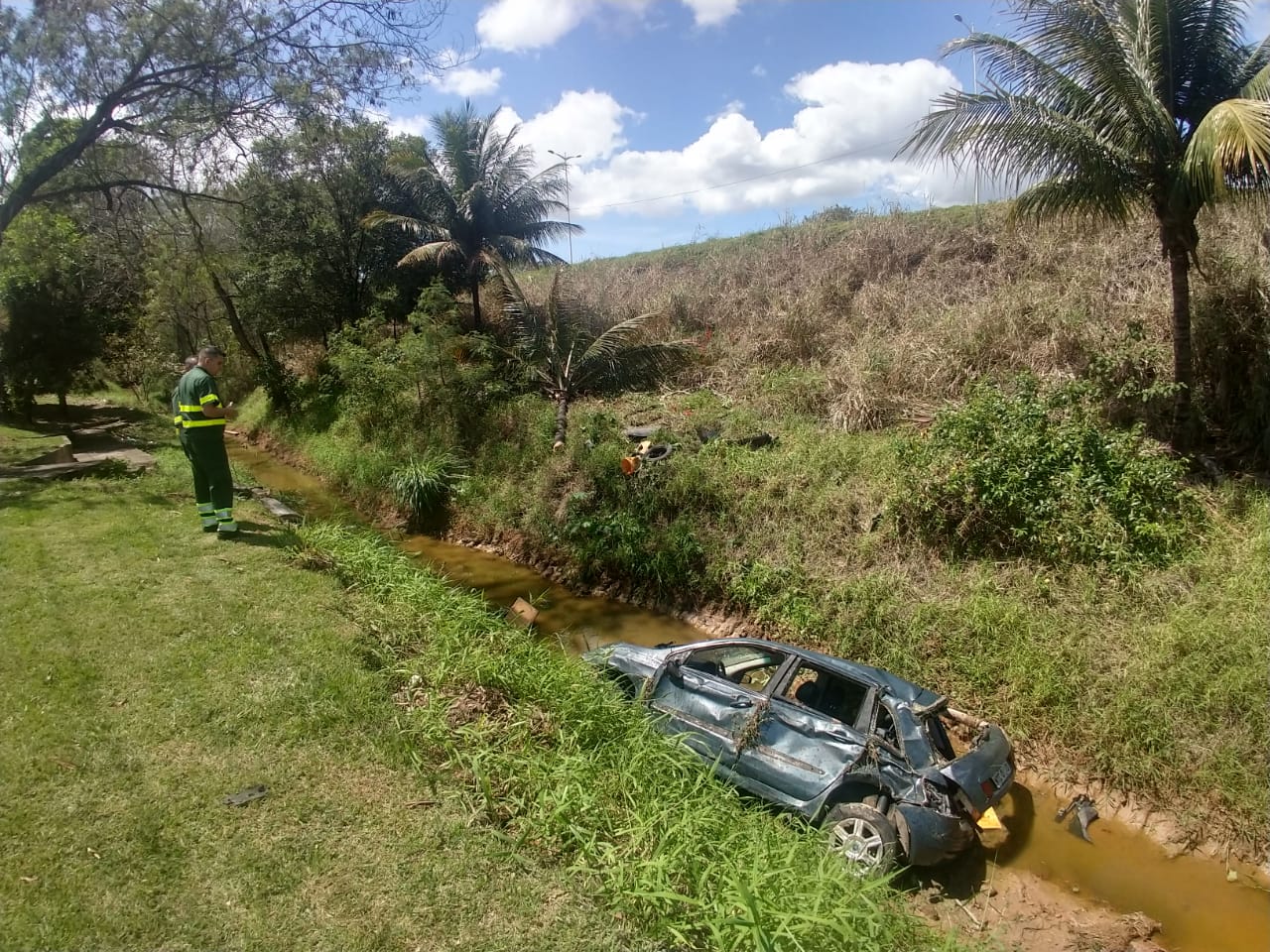 Veículo caiu em um córrego após sair da pista (Foto: Beto Morais / AT)