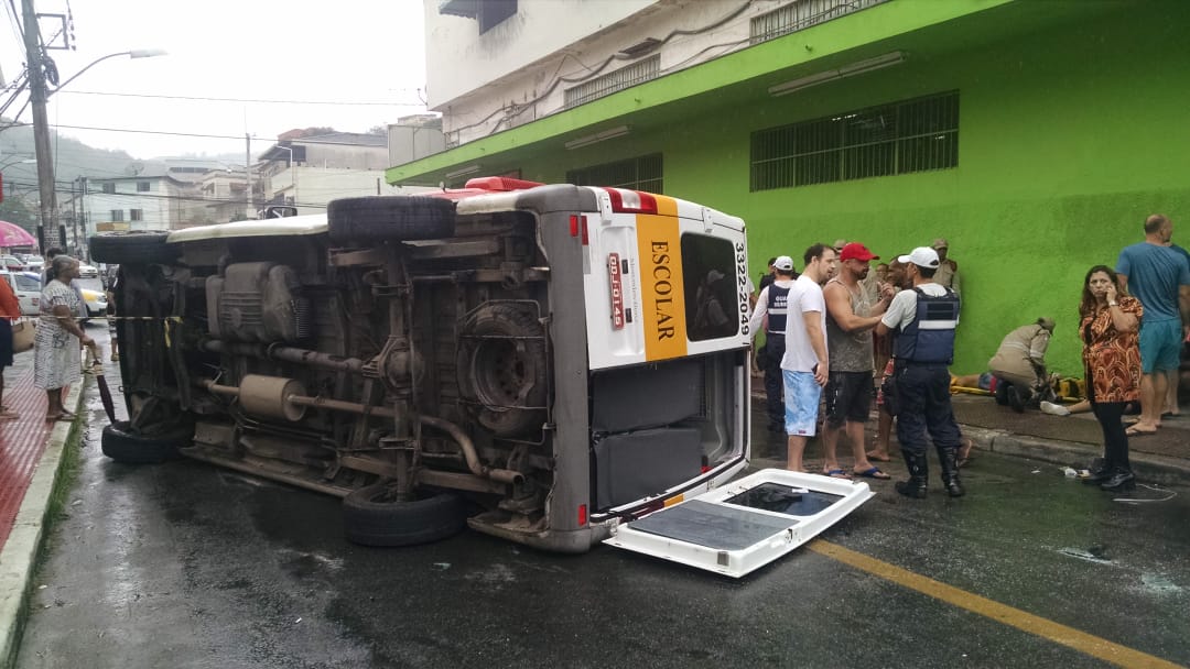 O acidente aconteceu entre uma van escolar e outros dois veículos. (Foto: Júlia Afonso)