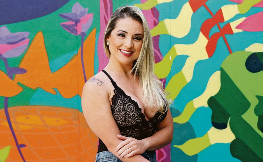 “Marquei um encontro com um cara que disse: 'Você é muito linda, não precisa de toda essa maquiagem'. Fiquei sem graça. Foi desnecessário. Se eu tivesse ido de 'cara lavada', aposto que criticaria outra coisa. Acabei dispensando. E não foi a primeira vez! Nossa força tem incomodado alguns homens, que usam esse tipo de estratégia”, conta a personal trainer Andressa Freitas Moraes, 34. (Foto: Antonio Moreira/AT)