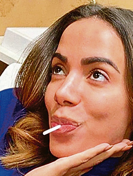 Anitta controla a fome com pirulito (Foto: Divulgação)