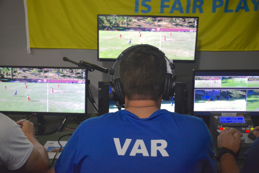 Árbitro de vídeo durante partida (Foto: João Moretzsohn / CBF)