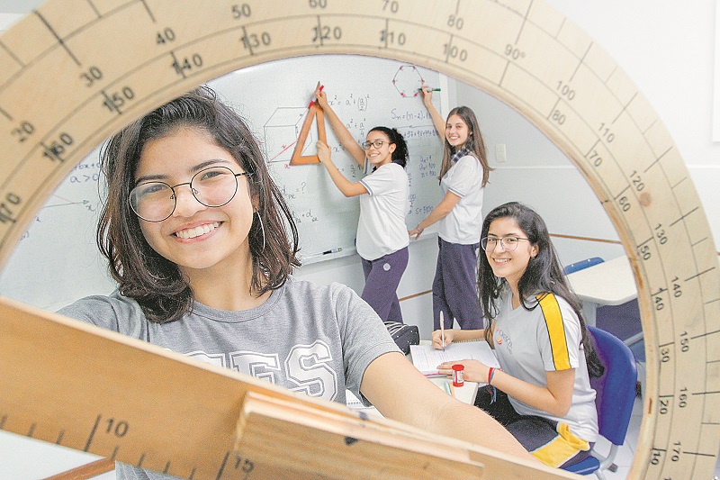 As estudantes Yana Regina, Laysa Guidi, Luiza Rubim e Helena Guachalla têm em comum o amor pela Matemática. (Foto: Leone Iglesias/AT)