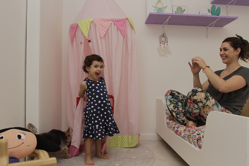 (Mãe de Lara, de 2 anos e 2 meses, Lívia está vivendo essa fase com a filha - Foto: Kadidja Fernandes/AT)