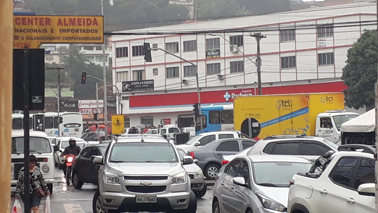 Trânsito ficou complicado após o atropelamento (Foto: Raquel Barroso)