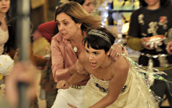 Carminha humilha Nina em seu casamento (Foto: Avenida Brasil/TV Globo)