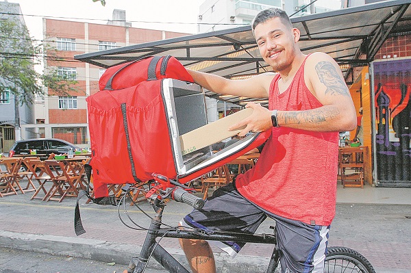 Dennis já pedalou 100 quilômetros em um único dia e já transportou até material de construção (Foto: Leone Iglesias/AT)