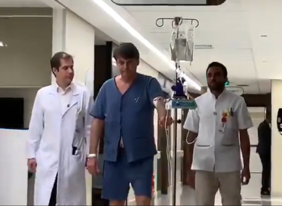 Presidente caminha pelos corredores do hospital (Foto: Reprodução/ Twitter @jairbolsonaro)