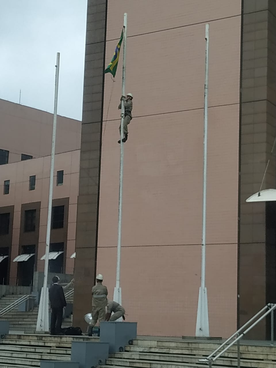 Bandeira estava presa há 15 dias por defeito no mastro (Foto: Hemerson Costa)
