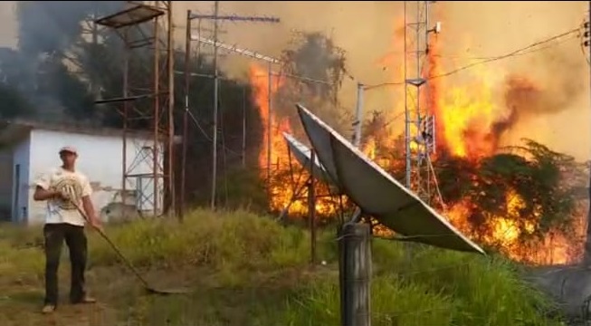 Fogo começou em propriedades próximas ao parque (Foto: Reprodução de vídeo)