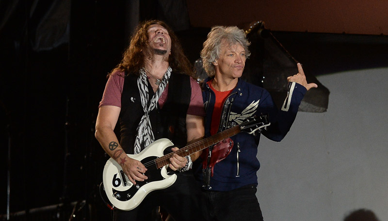 Bon Jovi, ao lado do guitarrista (Foto: Francisco Cepeda/AgNews)