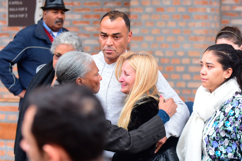 Cafu ao lado da esposa no enterro do filho Danilo (Foto: Leo Franco / AGNews)