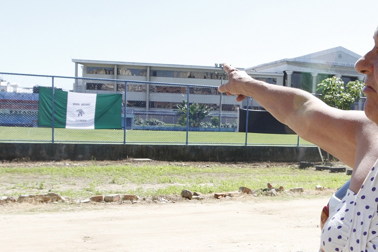 Moradora mostra campo de futebol onde houve o tiroteio, que resultou na morte do diretor de futebol (Foto: Fábio Nunes/AT)