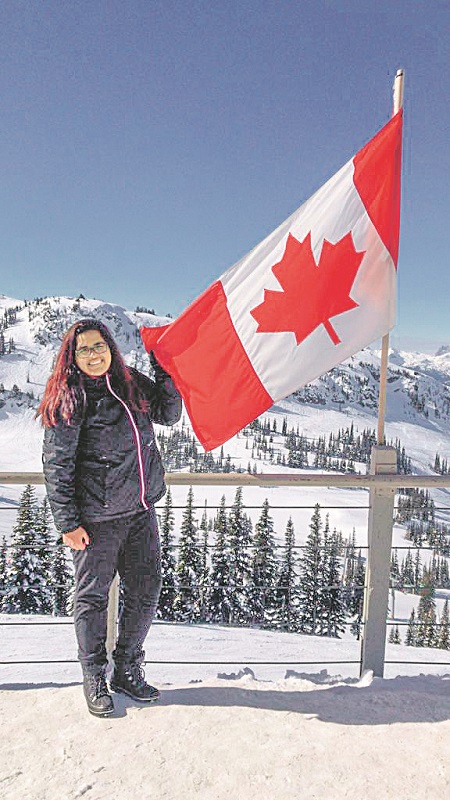 Bruna ficou nas cidades de Toronto e Vancouver durante um mês, para melhorar o inglês (Foto: Acervo pessoal)