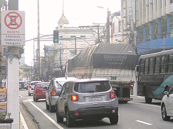 Carreta flagrada na avenida Jerônimo Monteiro, perto da Praça Oito, no centro de Vitória, na manhã de sábado (Foto: Antônio Moreira/AT)