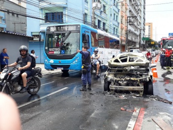 Os bombeiros apagaram o fogo do veículo na avenida Getúlio Vargas, no Centro (Foto: Divulgação)