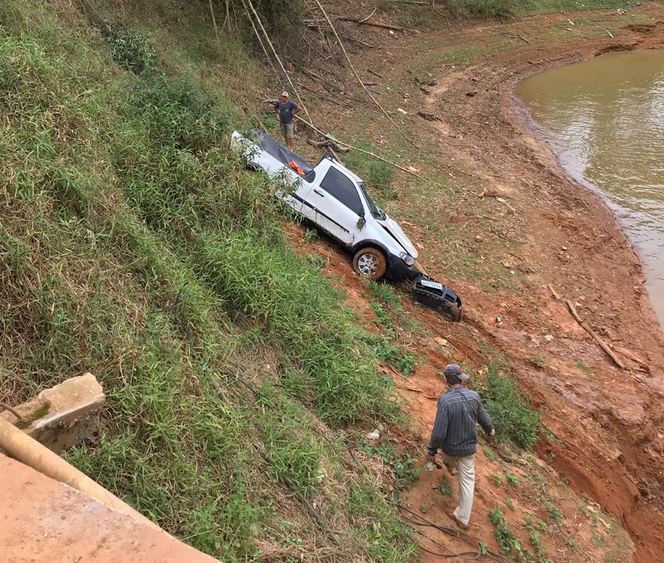 O carro envolvido no acidente em Santa Maria de Jetibá foi resgatado por volta das 10h deste domingo (29). (Foto: Vanessa Calmon/TV Tribuna)