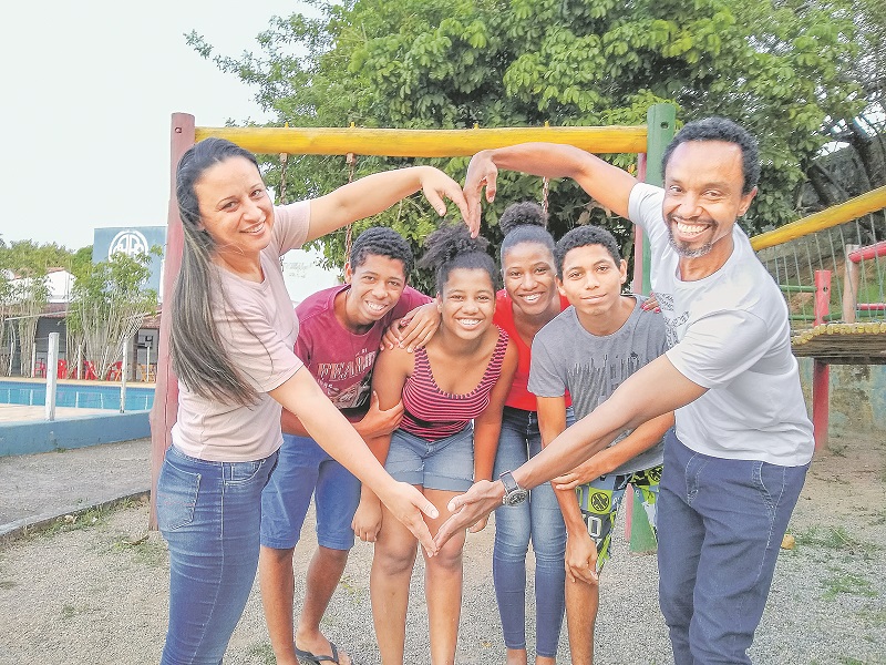 O professor Antonio Silva Santos Filho, 39 anos, e a mulher Camila Morosini, 35 anos, com Bruno, 16, Daniele, 20, Patrícia, 21, e Breno, 15. (Foto: Roberta Bourguignon)