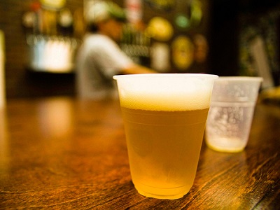 Corpo de cerveja: Piúma proíbe consumo de bebida alcoólica em praças e praias (Foto: Bock)