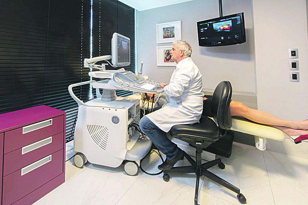 Centro de Ultrassonografia, onde médico (no destaque) realiza exame de elastografia hepática (Foto: Sagrilo)