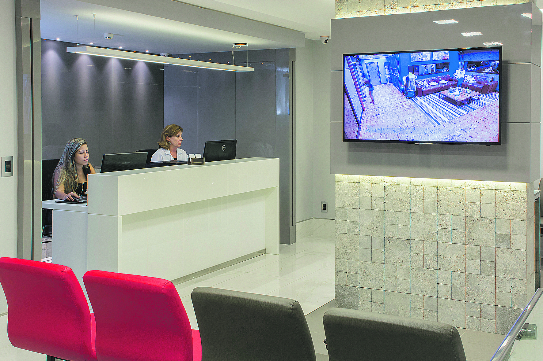 Centro de Ultrassonografia, onde médico (no destaque) realiza exame de elastografia hepática (Foto: Divulgação)