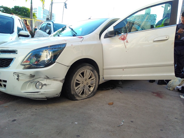 Cobalt branco com marcas de sangue após Marcos André ser baleado (Foto: Divulgação/AT)