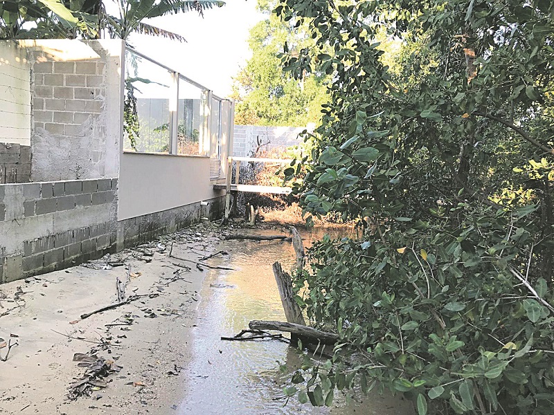 Construção em área de manguezal, uma das irregularidades flagradas. (Foto: Divulgação/MPE-ES)