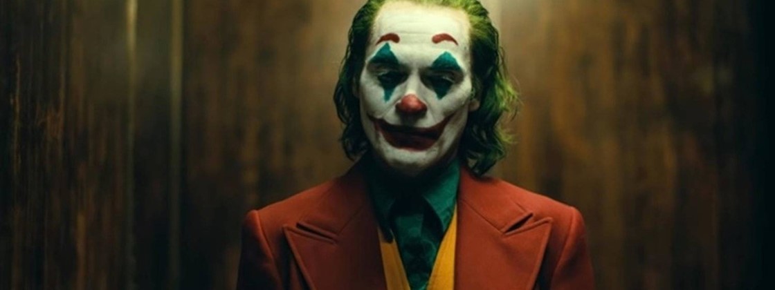 "Coringa" alcançou a marca de US$ 1 bilhão (cerca de R$ 4,2 bilhões) na bilheteria mundial. É o primeiro filme não recomendado para menores de 17 anos - a segunda classificação mais restrita nos Estados Unidos - a atingir tal marca. (Foto: Divulgação)