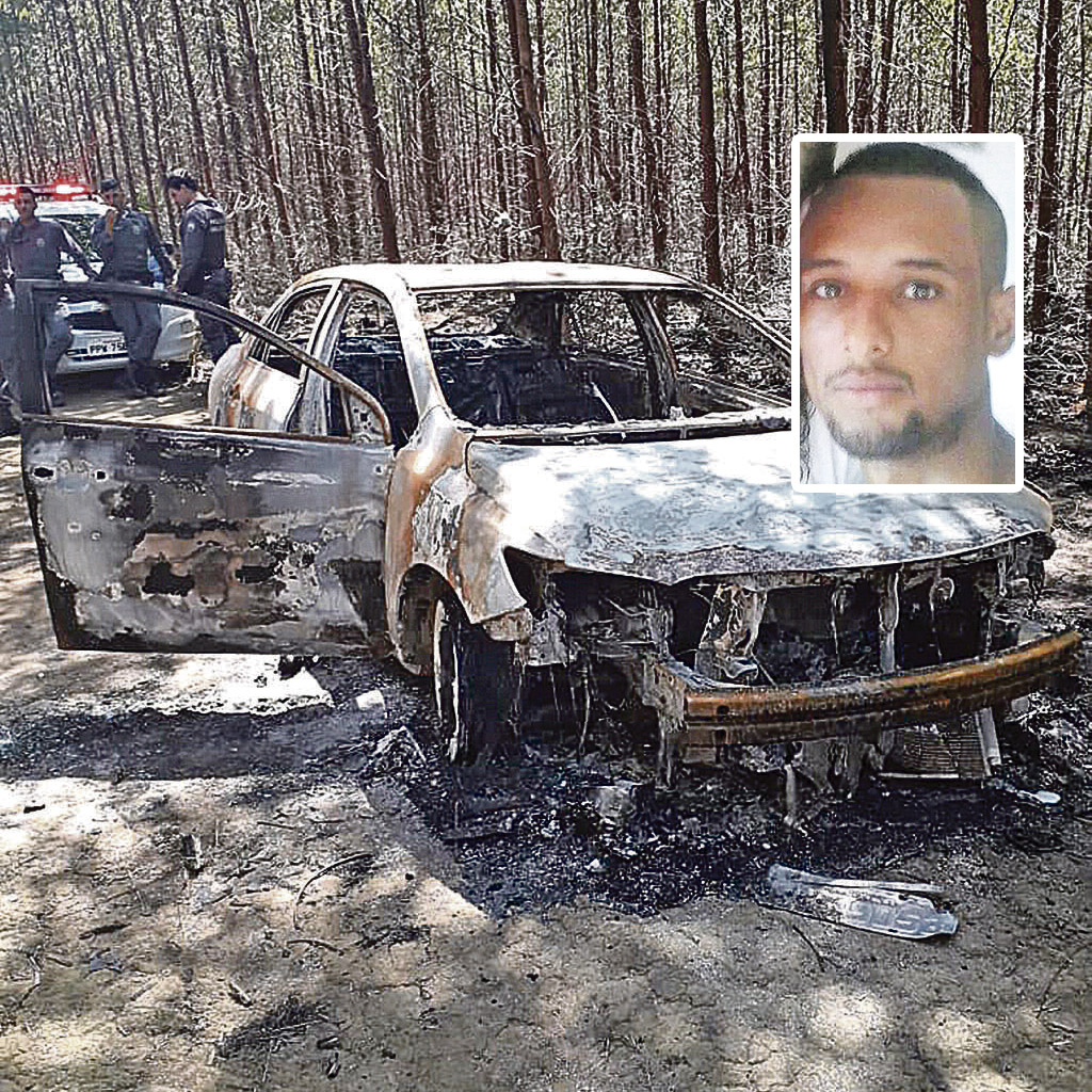 Corolla foi queimado com corpo de Fernando Telles (destaque) dentro (Foto: Divulgação / PMES)