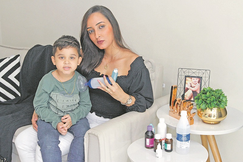 Basta uma mudança brusca de temperatura ou alergia desencadeada por fungos, ácaros e poluição que o sofrimento do pequeno Davi Gomes Mota, de 4 anos, começa. Sua mãe, a empreendedora Juliana Martins, de 28 anos, conta que não sai de casa sem a bombinha e os medicamentos do filho. (Foto: Leone Iglesias / AT)