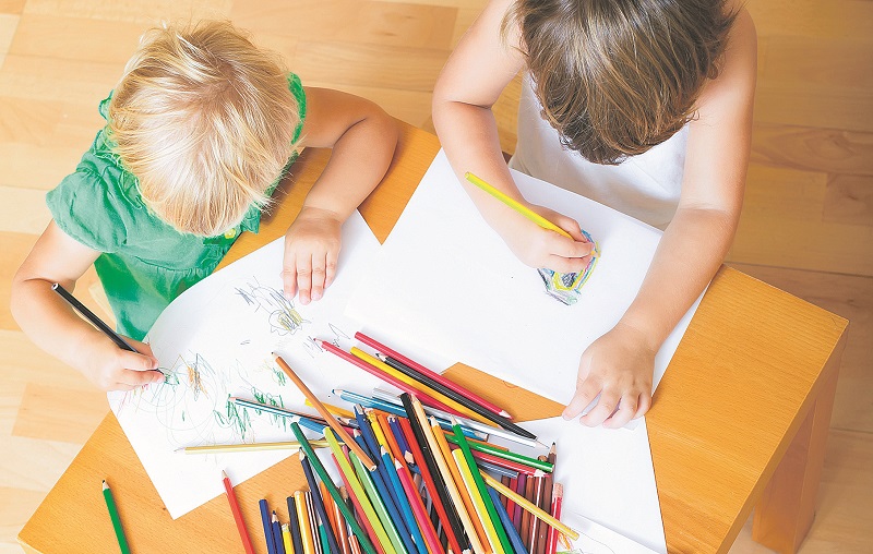 Crianças durante atividade em creche: curiosidade e inteligência aguçada. (Foto: Divulgação )