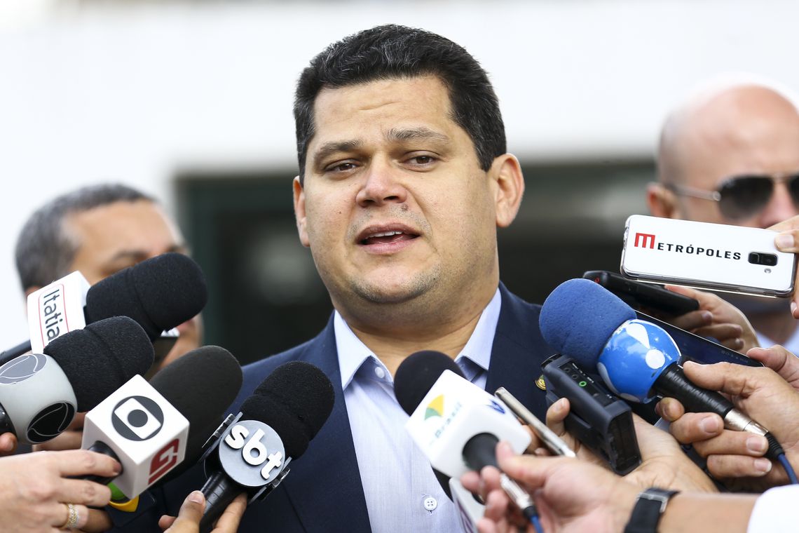 Alcolumbre defendeu manter o veto de Bolsonaro que proibiu a bagagem gratuita. (Foto: Marcelo Camargo/Agência Brasil)