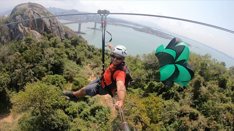 O engenheiro Maycon André faz uma descida de teste na tirolesa, no Morro do Moreno, que vai oferecer aos aventureiros uma linda vista de Vitória e Vila Velha (Foto: Divulgação)