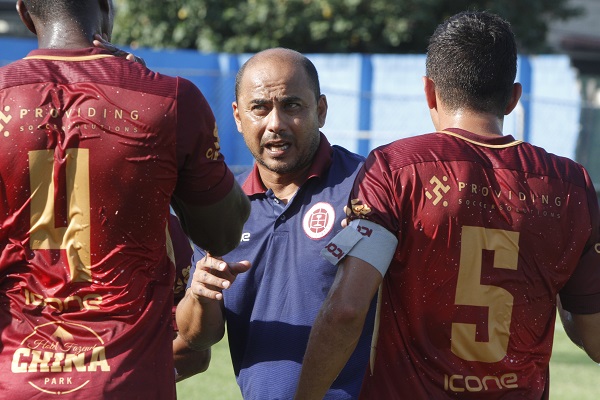 Erich Bomfim orienta os jogadores (Foto: Fábio Nunes/AT)
