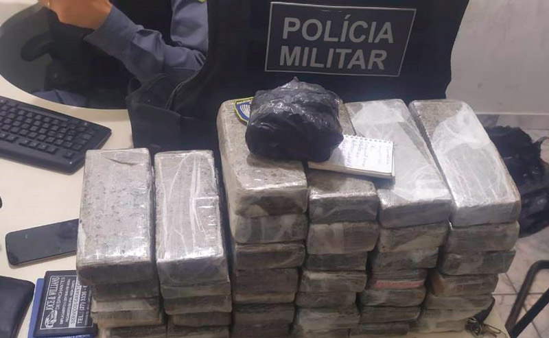 Blocos continham cerca de 800 gramas (Foto: Divulgação / PMES)