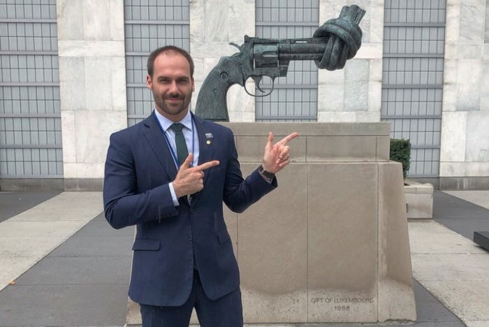 A indicação do deputado Eduardo Bolsonaro (PSL-SP) para assumir a embaixada brasileira nos Estados Unidos, ainda não oficializada pelo Executivo. (Foto: Reprodução/Twitter)