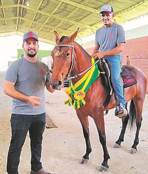 Rodolfo Sgaria e o treinador com a égua, que é número um no Brasil (Foto: Roberta Bourguignon/AT)