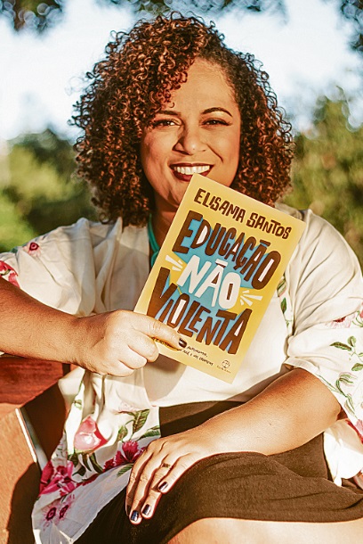 Escritora Elisama Santos, com um de seus livros. “Crianças aprendem com o exemplo”, diz (Foto: Divulgação)