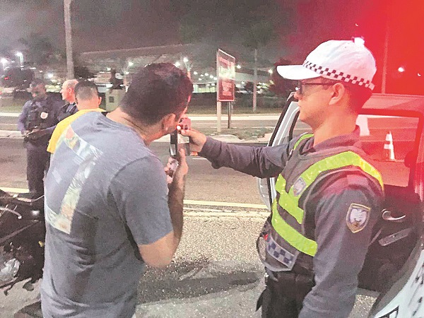 Motorista faz o teste do bafômetro durante blitz realizada pela operação Força pela Vida na Grande Vitória (Foto: Detran-ES /Divulgação)