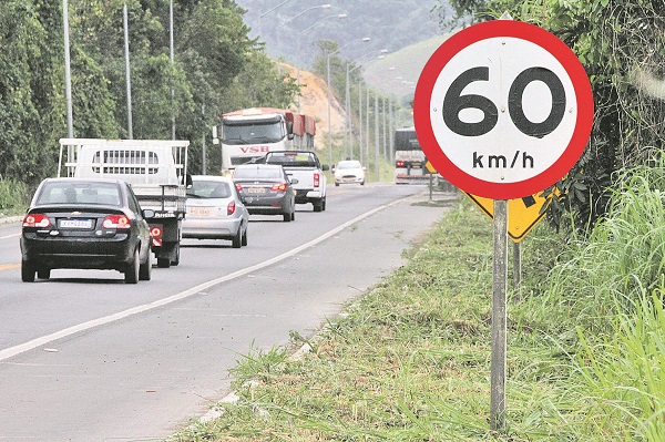 O limite de velocidade, atualmente, nos trechos mais perigosos da BR-262 não passa dos 60 km/h (Foto: Beto Morais/AT)