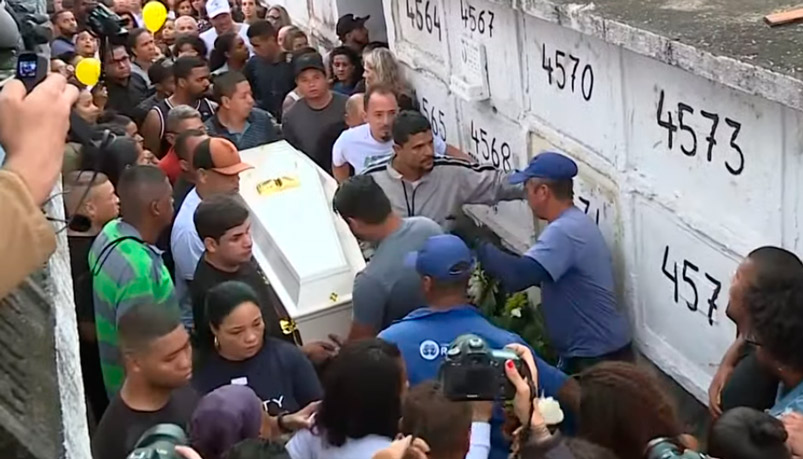 Enterro da menina aconteceu nesta segunda-feira (Foto: Reprodução / SBT)