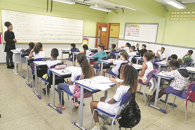 Estudantes em sala de aula: tempo integral será implantado em 40 escolas em áreas de vulnerabilidade social (Foto: Sedu/Divulgação)