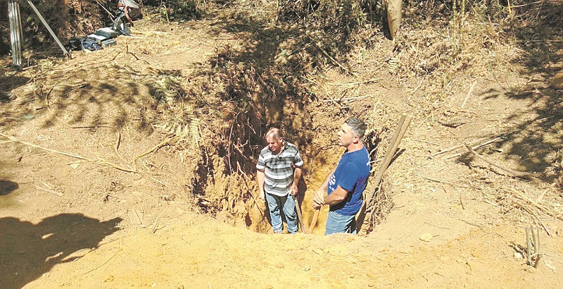 Os irmãos Amós e Emílio Horst no local onde encontraram objetos que teriam sido usados por guerrilheiros. (Foto: Divulgação)