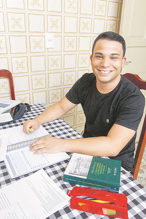 Filipe Drumon, de 23 anos, fez o curso de Direito com bolsa de 70% (Foto: Thiago Coutinho/AT)