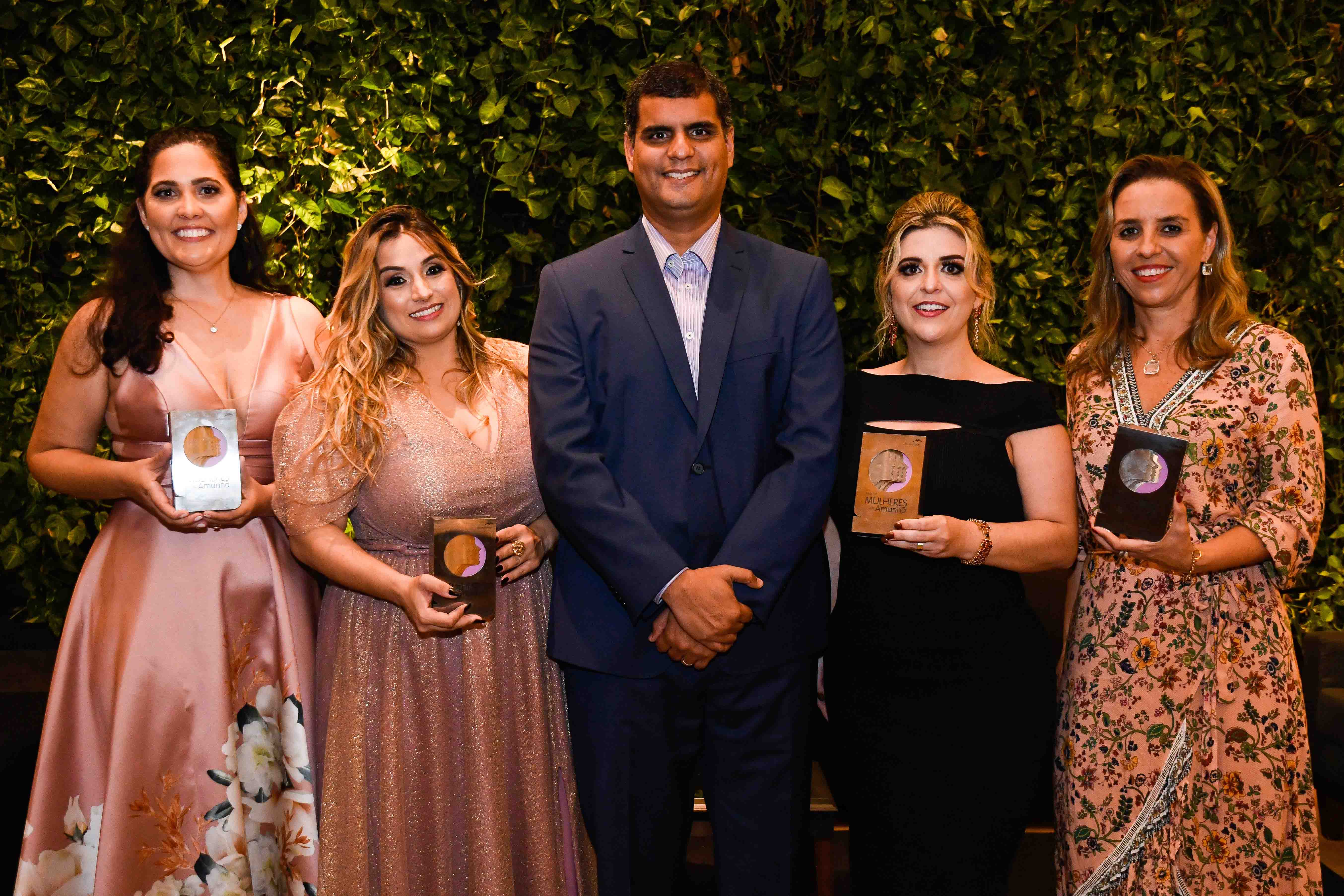 Juliana, Francielle, Erick Torres Bispo dos Santos (vice-presidente de Operações da ArcelorMittal Tubarão), Edivana e Bartira (Foto: Divulgação)